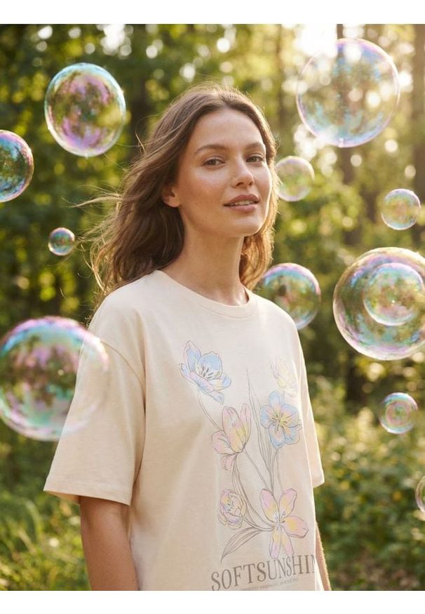 Sinsay - Bawełniana koszulka z nadrukiem kwiatowym - kremowy. Kolor: kremowy. Materiał: bawełna. Wzór: kwiaty, nadruk