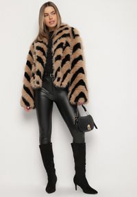 Born2be - Brązowo-Czarna Kurtka Typu Futerko w Paski Alinsse. Okazja: na studniówkę. Kolor: brązowy. Materiał: futro. Wzór: paski #7