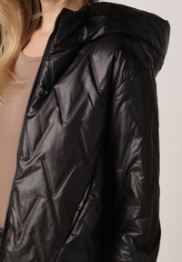 Born2be - Czarna Kurtka z Kapturem Pikowana z Materiałowymi Wykończeniami Sofie. Okazja: na co dzień. Typ kołnierza: kaptur. Kolor: czarny. Materiał: materiał. Styl: casual #8