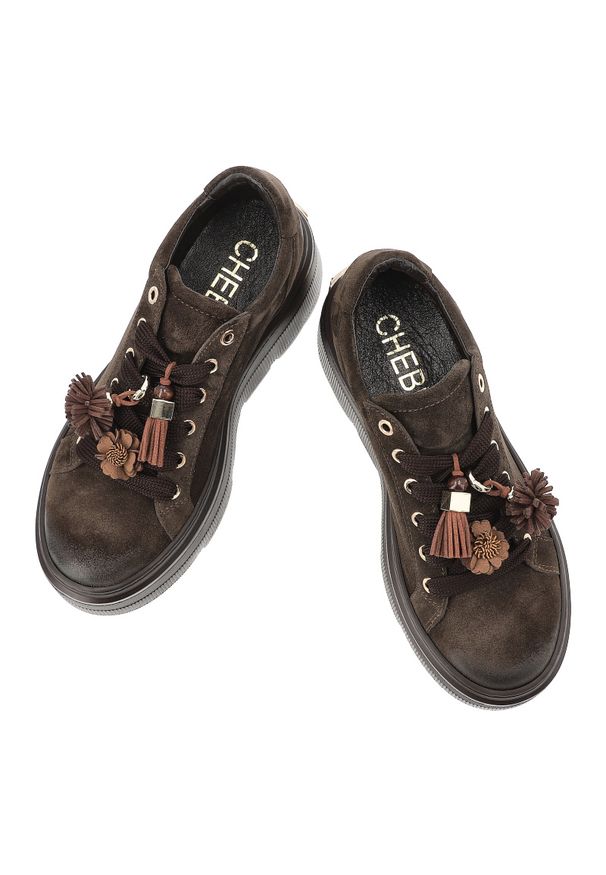 CheBello - Sneakersy damskie Chebello, ze skóry naturalnej z cholewką o zamszowym wykończeniu i ozdobnymi frędzlami przy sznurowaniu, brązowe, 5002_-268-000-PSK. Okazja: na co dzień. Kolor: brązowy. Materiał: skóra, zamsz. Szerokość cholewki: normalna. Wzór: kwiaty. Obcas: na platformie. Styl: casual, elegancki