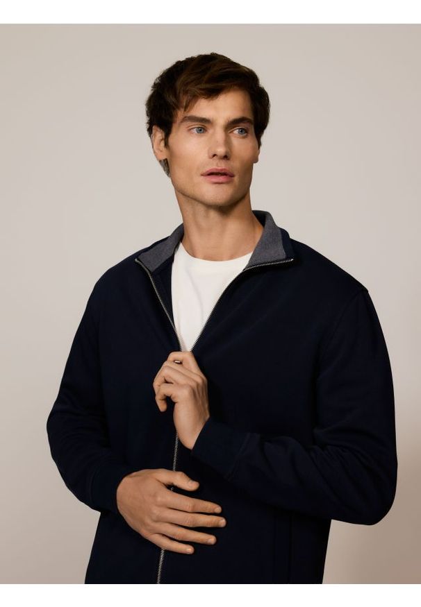 Reserved - Gładka bluza ze stójką - granatowy. Typ kołnierza: kołnierzyk stójkowy. Kolor: niebieski. Materiał: dzianina, bawełna. Wzór: gładki