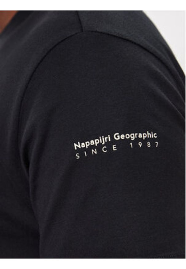 Napapijri T-Shirt S-Badge NP0A4I3N Czarny Regular Fit. Kolor: czarny. Materiał: bawełna