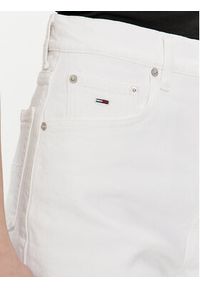 Tommy Jeans Szorty jeansowe DW0DW17636 Biały Mom Fit. Kolor: biały. Materiał: bawełna #4