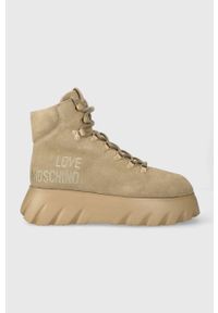 Love Moschino workery zamszowe CLIMB60 damskie kolor beżowy na platformie JA21116G0HIGL105. Nosek buta: okrągły. Zapięcie: sznurówki. Kolor: beżowy. Materiał: zamsz. Obcas: na platformie. Styl: klasyczny #1