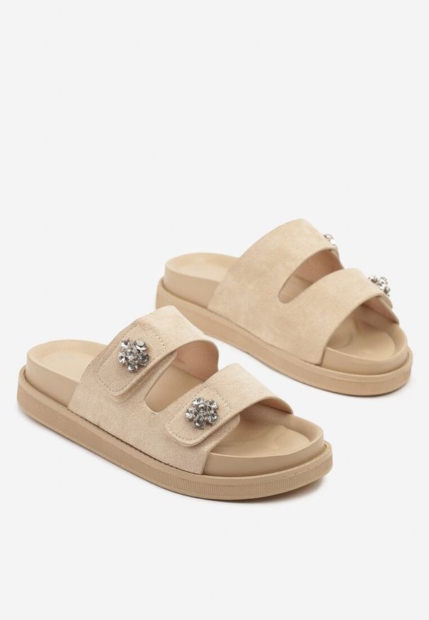 Renee - Beżowe Klapki na Niskiej Platformie Ozdobione Aplikacjami z Cyrkonii Mevea. Okazja: na co dzień. Kolor: beżowy. Wzór: aplikacja. Obcas: na platformie. Styl: casual, elegancki