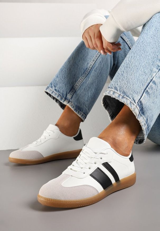 Born2be - Biało-Czarne Sneakersy Tenisówki z Ozdobnymi Paskami Danavin. Okazja: na co dzień. Zapięcie: pasek. Kolor: biały. Materiał: jeans. Wzór: paski. Obcas: na obcasie. Wysokość obcasa: niski