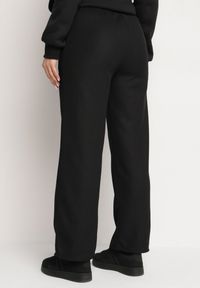 Born2be - Czarne Szerokie Spodnie Dresowe z Ociepleniem i Sznurkiem Nelannea. Okazja: na co dzień. Kolor: czarny. Materiał: dresówka. Styl: casual, elegancki #3