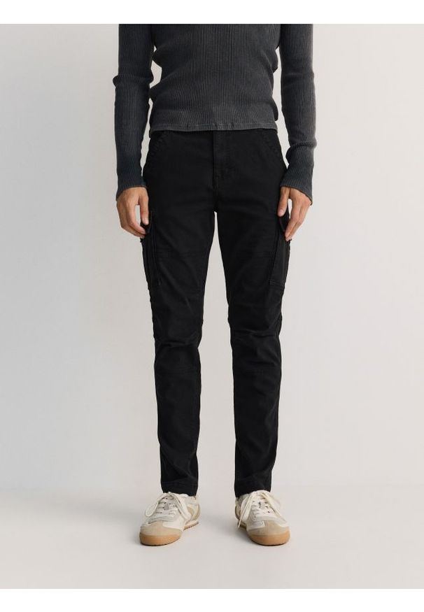 Reserved - Spodnie cargo slim fit - czarny. Kolor: czarny. Materiał: tkanina, bawełna