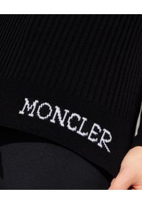 MONCLER - Czarny sweter z golfem. Typ kołnierza: golf. Kolor: czarny. Materiał: wełna, prążkowany. Wzór: nadruk