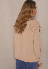 Renee - Ciemnobeżowa Koszula Ozdobiona Falbaną Kornella. Okazja: na co dzień. Typ kołnierza: kołnierzyk klasyczny. Kolor: beżowy. Materiał: jeans. Wzór: aplikacja. Styl: klasyczny, casual, elegancki #5