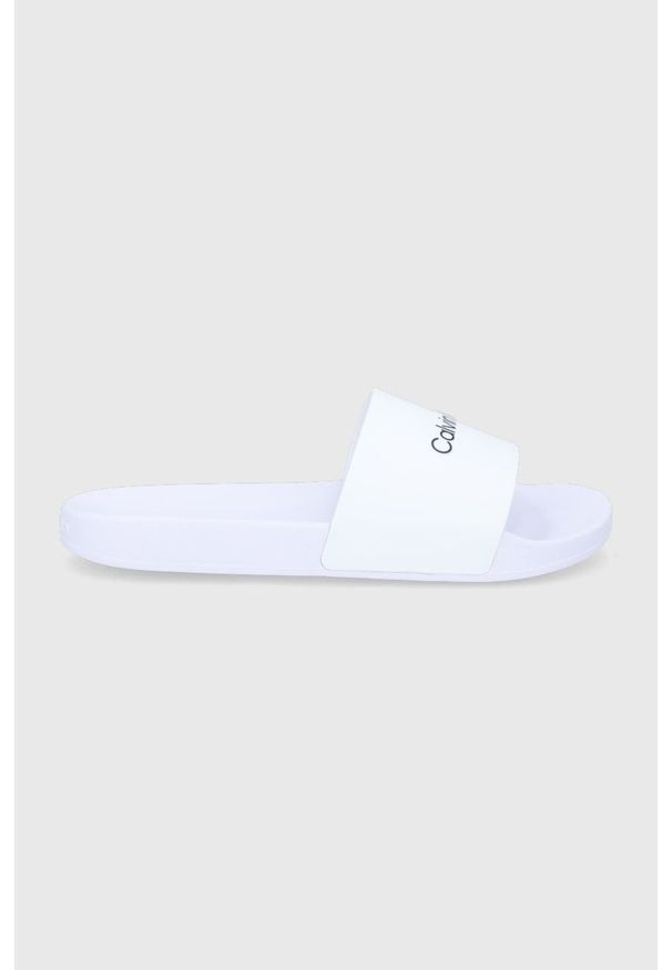 Calvin Klein klapki damskie kolor biały. Kolor: biały. Materiał: materiał, guma. Obcas: na obcasie. Wysokość obcasa: niski