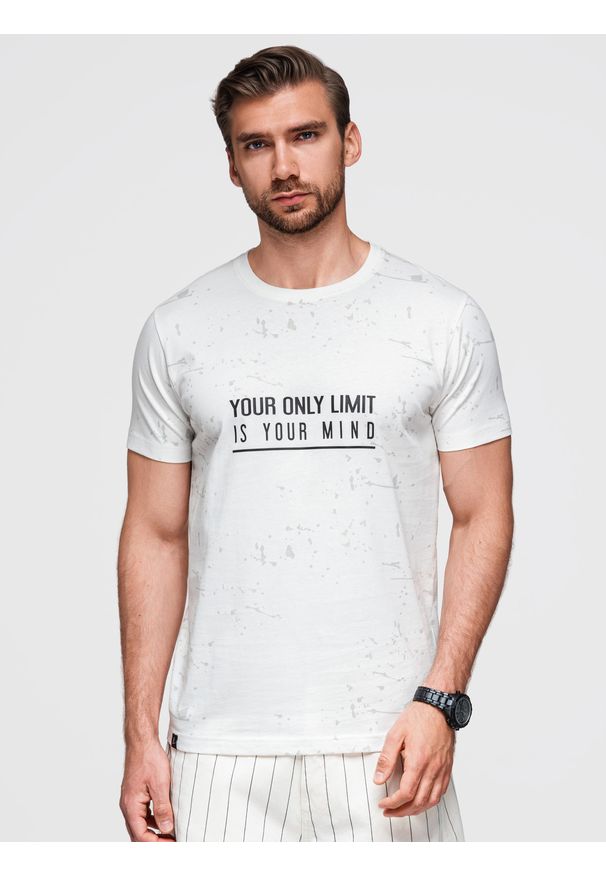 Ombre Clothing - Męski t-shirt z nadrukiem i okrągłym dekoltem – biały V1. Okazja: na co dzień. Kolor: biały. Materiał: bawełna, materiał, dzianina. Długość rękawa: krótki rękaw. Długość: krótkie. Wzór: nadruk. Styl: casual, sportowy