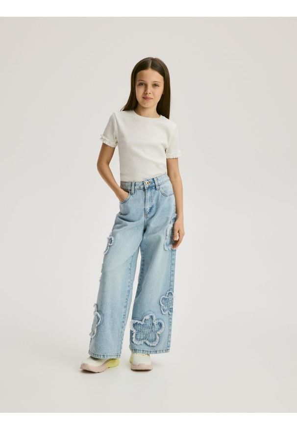 Reserved - Jeansy wide leg z aplikacjami - niebieski. Kolor: niebieski. Wzór: aplikacja