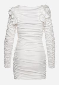 Born2be - Biała Sukienka Dopasowana z Naszywkami w Postaci Kwiatów i Marszczeniami oraz Wycięciami Jaleria. Kolor: biały. Wzór: aplikacja, kwiaty. Styl: elegancki #2