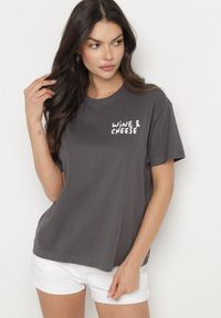 Born2be - Ciemnoszary Bawełniany T-shirt z Ozdobnym Nadrukiem Addlessa. Okazja: na co dzień. Kolor: szary. Materiał: bawełna. Wzór: nadruk. Styl: klasyczny, casual