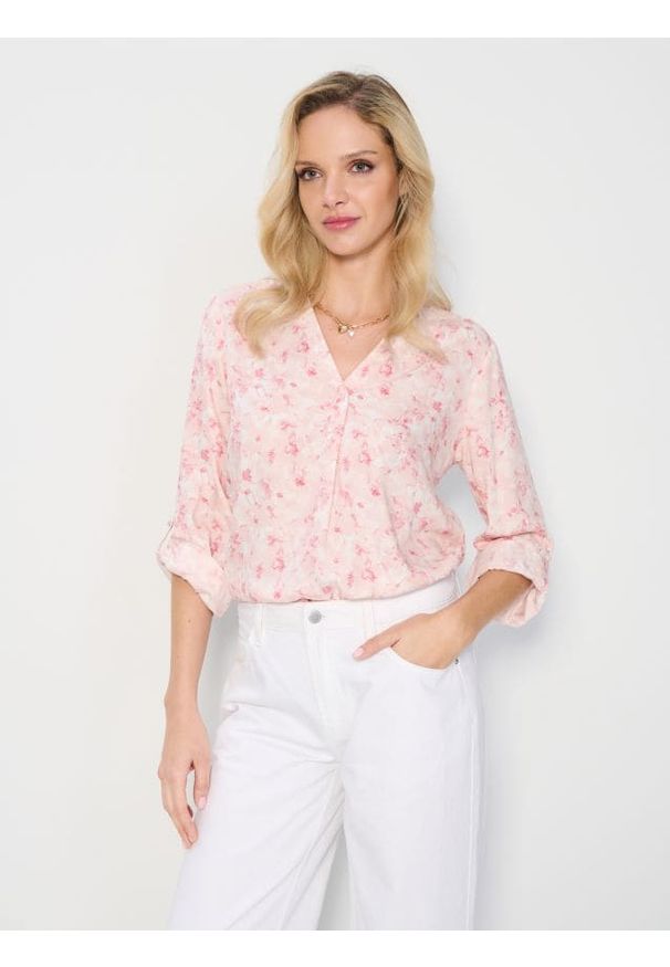 Sinsay - Bluzka koszulowa z dekoltem V w kwiaty z wiskozy - różowy. Kolor: różowy. Materiał: wiskoza. Wzór: kwiaty