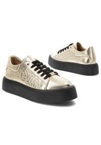 Złote Sneakersy Filippo Modne Obuwie Damskie. Zapięcie: sznurówki. Kolor: złoty. Materiał: materiał. Wzór: geometria. Obcas: na platformie. Styl: klasyczny
