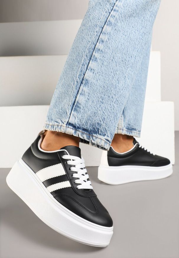 Renee - Czarne Sneakersy Typu Kultowe Tenisówki na Platformie Redoreve. Kolor: czarny. Materiał: jeans, skóra. Obcas: na platformie