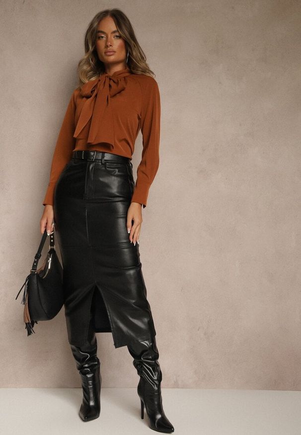 Renee - Brązowa Bluzka Vices Ozdobiona Kokardą Overile. Okazja: na co dzień. Typ kołnierza: kokarda. Kolor: brązowy. Materiał: jeans. Wzór: aplikacja. Styl: klasyczny, casual, elegancki