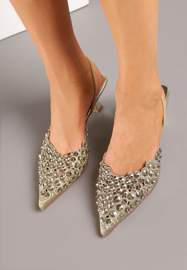 Born2be - Złote Sandały na Kaczuszce z Cyrkoniami Lenoriel. Okazja: na co dzień. Kolor: złoty. Materiał: len. Sezon: lato. Obcas: na szpilce. Styl: casual, elegancki