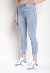 Born2be - Jasnoniebieskie Jeansy o Dopasowanym Kroju Skinny z Delikatnymi Przedarciami Alringa. Okazja: na co dzień. Kolor: niebieski. Styl: klasyczny, casual, elegancki #1