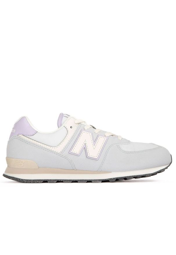 Buty New Balance GC574AGK - fioletowa. Okazja: na co dzień. Zapięcie: sznurówki. Kolor: fioletowy. Materiał: materiał, syntetyk. Szerokość cholewki: normalna. Model: New Balance 574