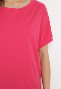 Born2be - Ciemnoróżowy T-shirt z Krótkimi Rękawami i Dłuższym Tyłem Cercisa. Okazja: na co dzień. Typ kołnierza: dekolt w serek. Kolor: różowy. Materiał: jeans, bawełna. Długość rękawa: krótki rękaw. Długość: krótkie. Styl: klasyczny, casual #3
