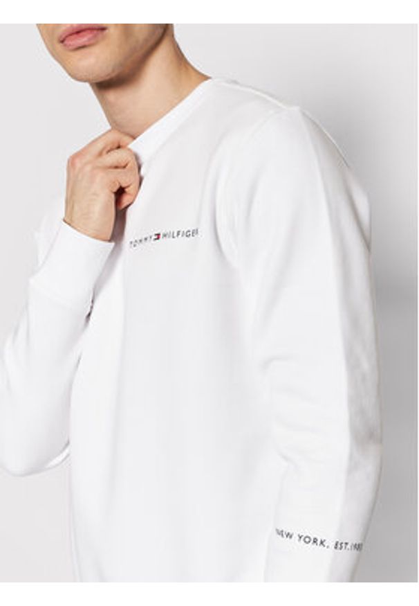 TOMMY HILFIGER - Tommy Hilfiger Bluza Multi Placement MW0MW22199 Biały Regular Fit. Kolor: biały. Materiał: bawełna