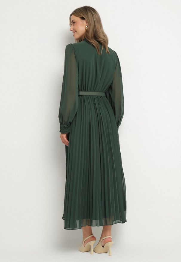 Born2be - Ciemnozielona Rozkloszowana Sukienka Maxi z Plisowanym Dołem i Paskiem Brofilla. Okazja: na co dzień. Kolor: zielony. Materiał: poliester. Wzór: aplikacja. Styl: casual, klasyczny. Długość: maxi
