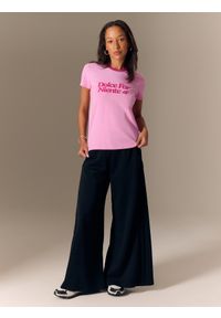 4f - 4F T-shirt regular z nadrukiem damski - różowy S. Okazja: na co dzień. Kolor: różowy. Materiał: skóra, materiał. Wzór: nadruk. Styl: casual #2