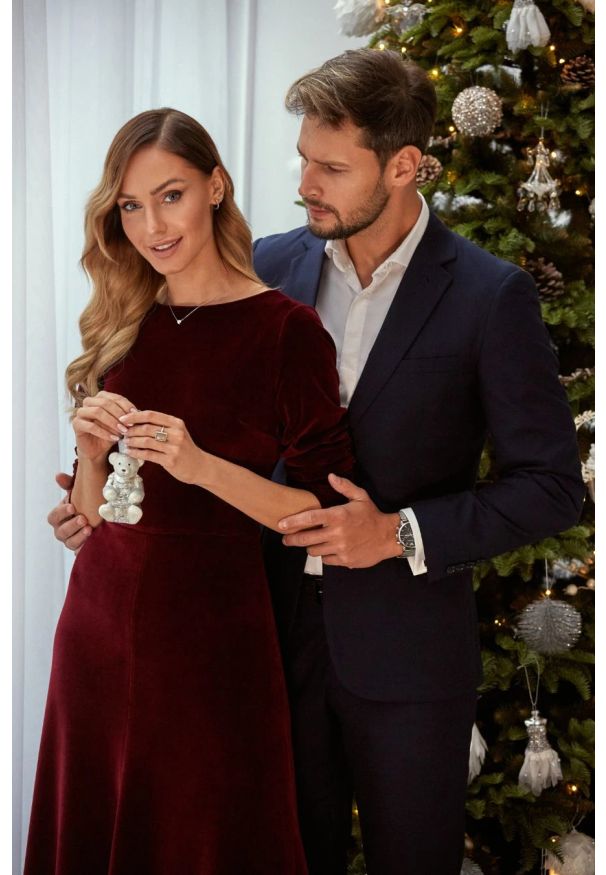 MOE - Sukienka welurowa rozkloszowana rękaw 3/4 bawełniana granat. Okazja: na imprezę. Materiał: welur, bawełna. Długość rękawa: długi rękaw. Typ sukienki: w kształcie A, rozkloszowane. Styl: elegancki, klasyczny. Długość: midi