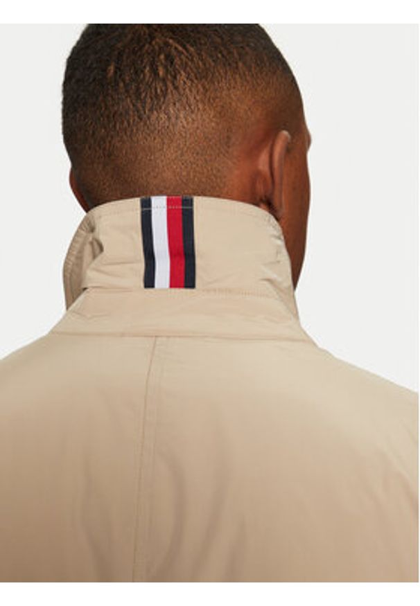 TOMMY HILFIGER - Tommy Hilfiger Płaszcz przejściowy MW0MW37651 Beżowy Regular Fit. Kolor: beżowy. Materiał: syntetyk