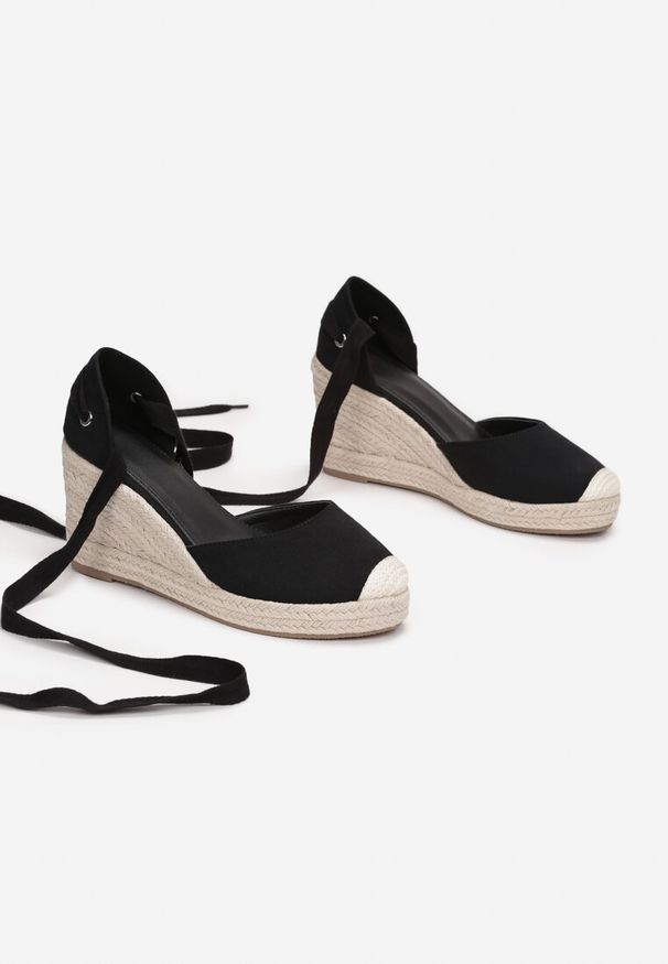 Born2be - Czarne Sandały Orphali. Nosek buta: okrągły. Zapięcie: pasek. Kolor: czarny. Materiał: materiał. Obcas: na koturnie. Styl: boho