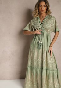Renee - Zielona Wiskozowa Sukienka Boho o Kopertowym Kroju z Metalicznym Haftem Redeselle. Okazja: na co dzień. Typ kołnierza: dekolt w serek. Kolor: zielony. Materiał: wiskoza. Wzór: haft. Typ sukienki: kopertowe. Styl: boho #5