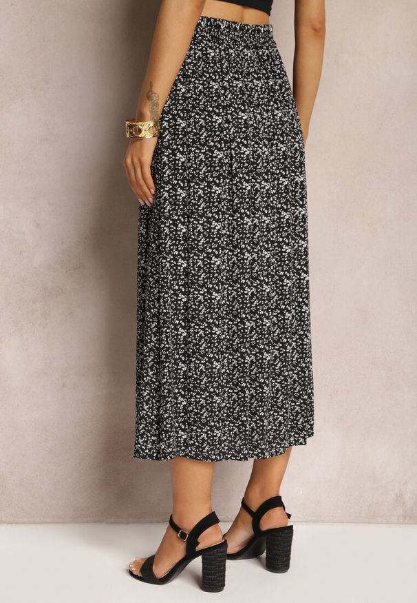 Renee - Czarna Spódnica Maxi z Wiskozy w Kwiatowy Wzór o Rozkloszowanym Fasonie Skules. Kolor: czarny. Materiał: wiskoza. Wzór: kwiaty. Styl: elegancki