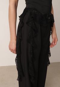 Born2be - Czarna Bluzka z Wiskozą i Koronkowym Dołem Himenore. Okazja: na urodziny, na imprezę. Typ kołnierza: kołnierz z falbankami. Kolor: czarny. Materiał: wiskoza, koronka. Długość rękawa: na ramiączkach. Długość: krótkie. Wzór: koronka. Styl: elegancki #5