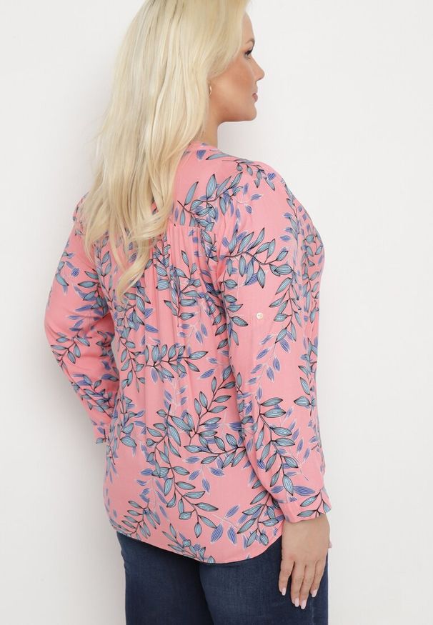 Born2be - Różowa Bluzka Wiskozowa we Florystyczny Print Zapinana na Guziki Banarda. Okazja: na co dzień. Typ kołnierza: kołnierzyk klasyczny. Kolekcja: plus size. Kolor: różowy. Długość: długie. Wzór: nadruk. Materiał: wiskoza. Długość rękawa: długi rękaw. Styl: klasyczny, casual, elegancki