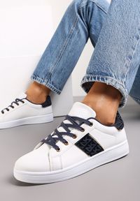 Renee - Biało-Granatowe Sneakersy Sznurowane z Wstawkami Danthe. Kolor: biały. Materiał: jeans #1