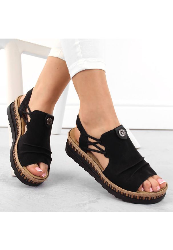 Komfortowe sandały damskie na koturnie wsuwane czarne Rieker V7972-00. Zapięcie: bez zapięcia. Kolor: czarny. Materiał: skóra ekologiczna. Obcas: na koturnie