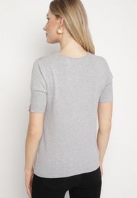 Born2be - Szara Sweterkowa Bluzka z Dekoltem w Serek Fenidea. Typ kołnierza: dekolt w serek. Kolor: szary. Materiał: jeans. Długość rękawa: krótki rękaw. Długość: krótkie. Sezon: zima, jesień. Styl: elegancki #6
