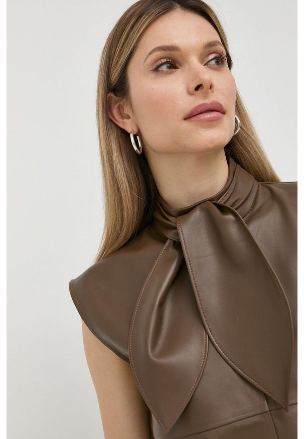 Custommade bluzka skórzana damska kolor brązowy gładka. Okazja: na co dzień. Typ kołnierza: kołnierzyk stójkowy. Kolor: brązowy. Materiał: skóra. Wzór: gładki. Styl: casual