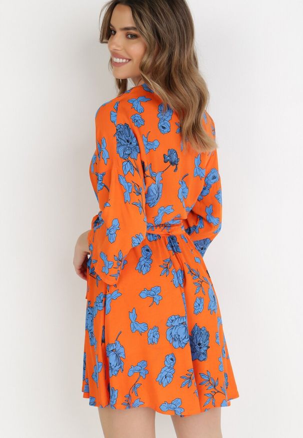 Born2be - Pomarańczowa Sukienka Naesousa. Kolor: pomarańczowy. Materiał: materiał. Wzór: nadruk. Typ sukienki: kopertowe. Długość: mini