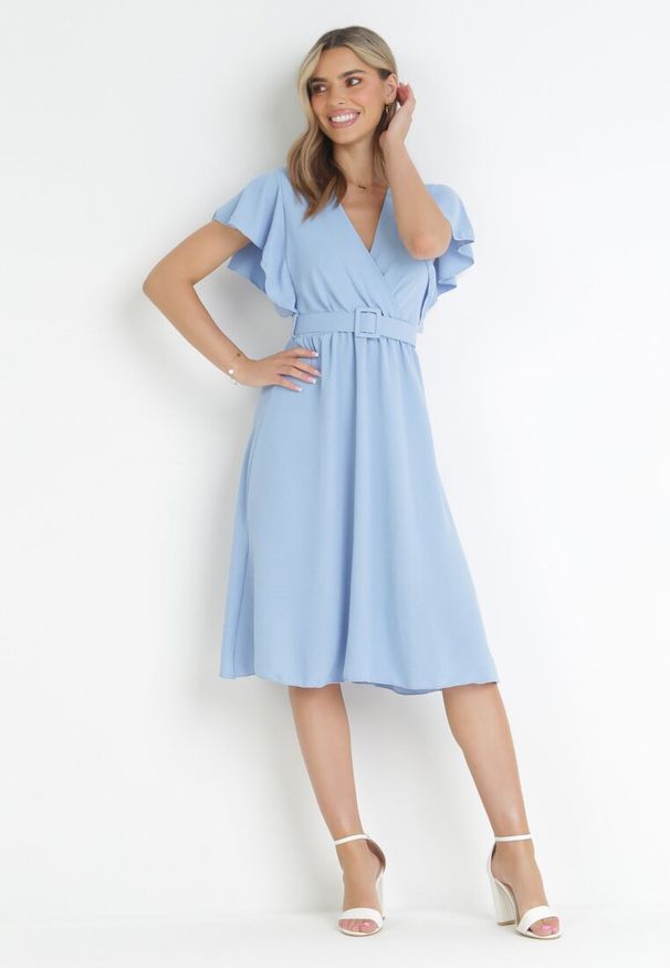 Born2be - Niebieska Sukienka z Kopertowym Dekoltem i Paskiem Sizue. Kolor: niebieski. Typ sukienki: kopertowe