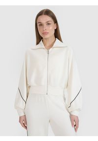4f - 4F Bluza dresowa rozpinana bez kaptura damska 4F x Anna Lewandowska - biała XS. Okazja: na co dzień. Typ kołnierza: bez kaptura. Kolor: biały. Materiał: dresówka. Długość rękawa: raglanowy rękaw. Wzór: gładki, ze splotem. Styl: sportowy, klasyczny, casual