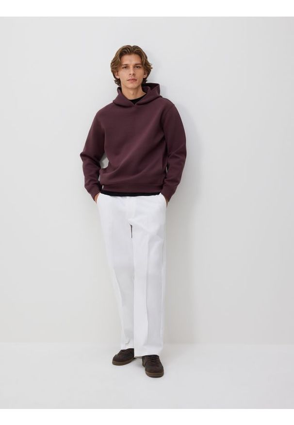 Reserved - Bluza regular z kapturem - mahoniowy. Typ kołnierza: kaptur. Kolor: brązowy. Materiał: dzianina. Wzór: gładki