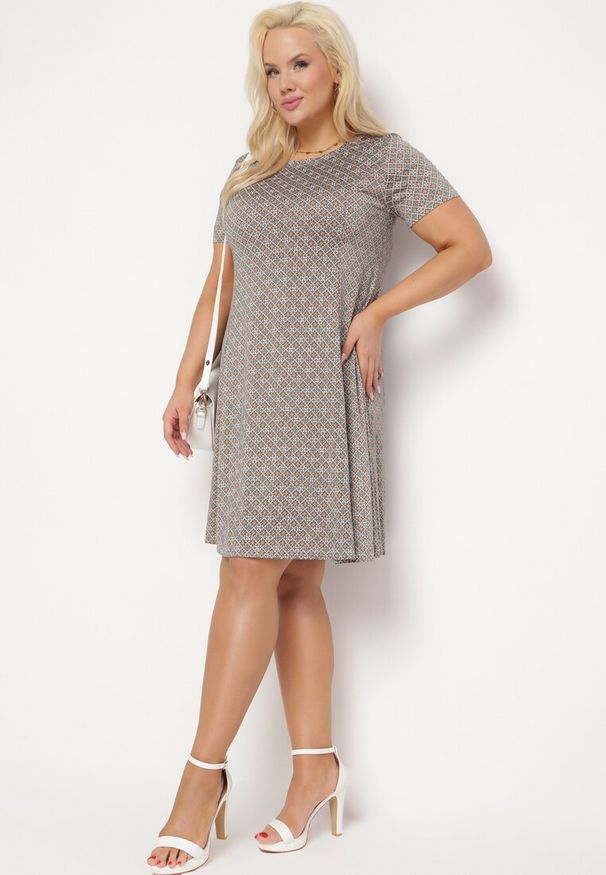 Born2be - Zielono-Beżowa Rozkloszowana Sukienka Mini z Elastycznej Wiskozy Annamarie. Kolor: zielony. Materiał: wiskoza. Długość: mini