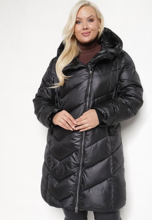 Born2be - Czarna Pikowana Kurtka z Kapturem i Kieszeniami na Napy Inasia. Okazja: na co dzień. Typ kołnierza: kaptur. Kolor: czarny. Materiał: jeans. Styl: elegancki, casual