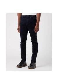 Wrangler - WRANGLER MESKIE SPODNIE SZTRUKSOWE SZTRUKS LARSTON DARK NAVY W18SA2XAE. Materiał: sztruks #1