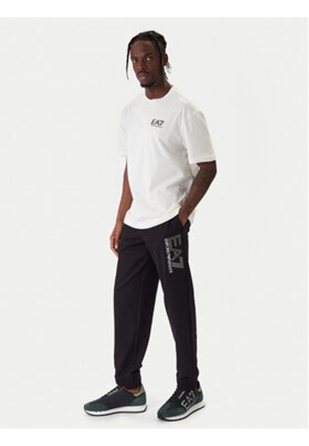 EA7 Emporio Armani T-Shirt 7M001327 AF17789 U0004 Écru Relaxed Fit. Kolor: kremowy. Materiał: bawełna