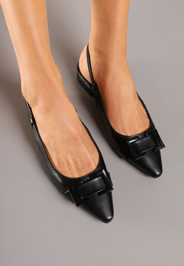 Renee - Czarne Sandały Typu Slingback Ozdobione Klamrą Zelfia. Okazja: na spotkanie biznesowe, do pracy. Zapięcie: klamry. Kolor: czarny. Materiał: jeans. Wzór: aplikacja. Sezon: lato, wiosna. Styl: biznesowy